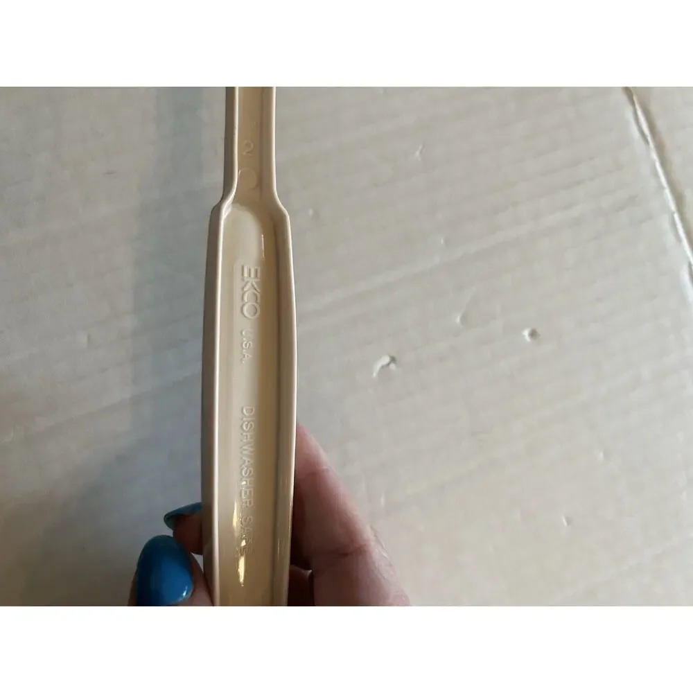 Ekco Vintage Almond 11